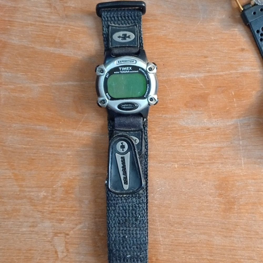 Timex expedition, vintage, needs batteries (W020)